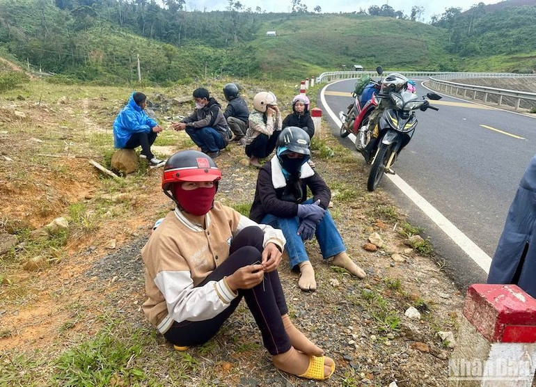 Vượt qua cung đường đèo Violak, nhóm anh Thê dừng chân nghỉ ven đường. Vượt qua cung đường đèo Violak, nhóm anh Thê dừng chân nghỉ ven đường.