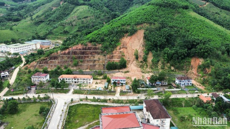 Nhiều cơ quan hành chính huyện xây dựng ngay chân núi có nguy cơ bị vùi lấp nếu mưa lũ lớn
