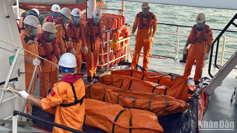 Cơ quan chức năng đưa 4 thuyền viên tử vong vào bờ. Dù đã khởi tố vụ án nhưng đến nay vẫn chưa có kết quả điều tra.