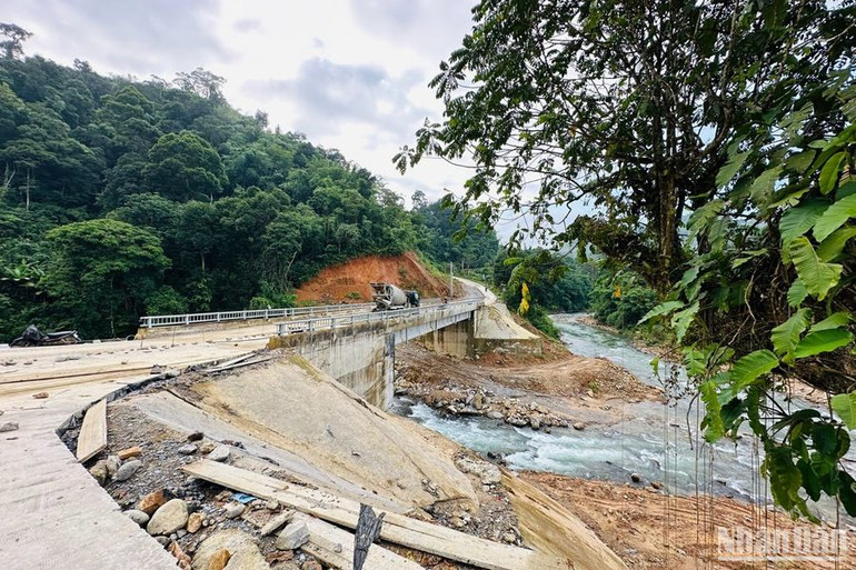 Cầu Trà Mai nối trung tâm huyện Nam Trà My đi xã Trà Mai và Trà Vân đang được hoàn thành. Cầu Trà Mai nối trung tâm huyện Nam Trà My đi xã Trà Mai và Trà Vân đang được hoàn thành.