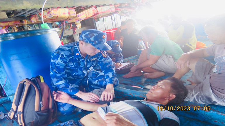 Lực lượng quân y Vùng 2 Cảnh sát biển kiểm tra sức khỏe cho ngư dân bị nạn
