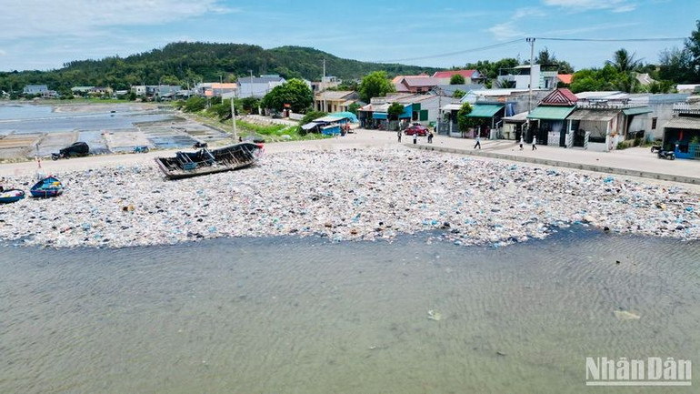 Một bên là bãi rác thải một bên là cánh đồng muối Sa Huỳnh.