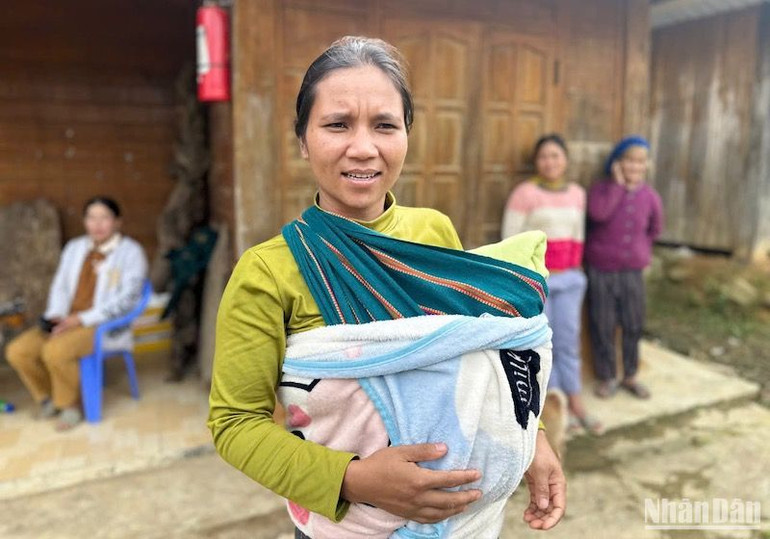 Chị Pơloong Thị Cơm cùng con ba tháng tuổi được chính quyền địa phương đưa đến nơi ở tạm cách khu vực nứt núi hơn một km. Chị Pơloong Thị Cơm cùng con ba tháng tuổi được chính quyền địa phương đưa đến nơi ở tạm cách khu vực nứt núi hơn một km.