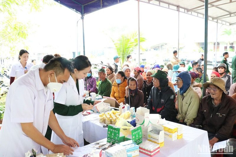 Khám sức khỏe và cấp thuốc cho bà con nhân dân vùng An toàn khu Ba Tơ.