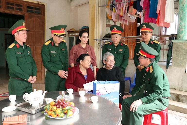 Cán bộ, chiến sĩ Bộ Tư lệnh quân khu 5 và Bộ chỉ huy Quân sự tỉnh Quảng Ngãi thăm gia đình có công cách mạng huyện Ba Tơ.