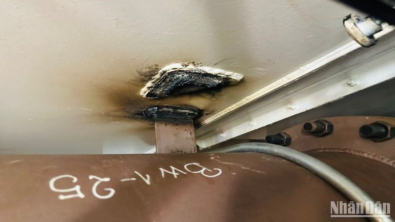 Nhiều vết hàn mới trên các đường ống bên trong hầm tàu.