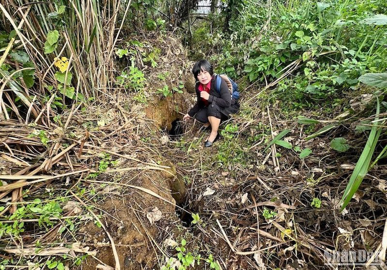 Phóng viên Báo Nhân Dân tại hiện trường khu vực nứt núi xã biên giới Ch’Ơm, huyện Tây Giang. Phóng viên Báo Nhân Dân tại hiện trường khu vực nứt núi xã biên giới Ch’Ơm, huyện Tây Giang.