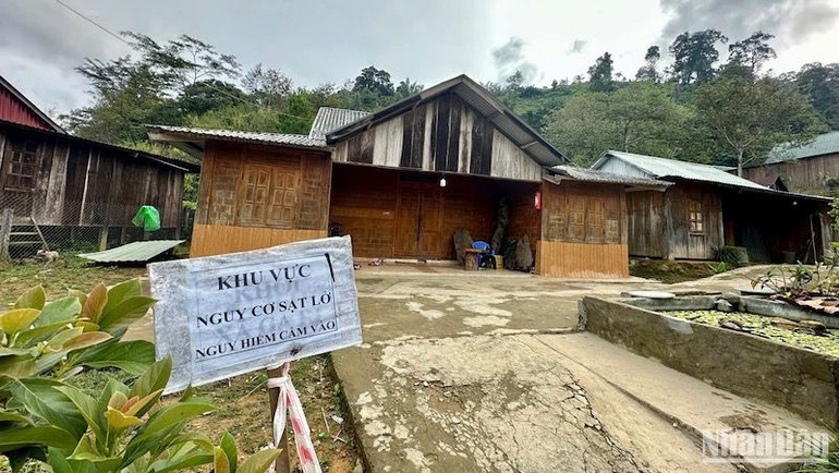 Cảnh báo khu vực nứt núi nguy cơ sạt lở ở thôn H’juh, xã Ch’Ơm. Cảnh báo khu vực nứt núi nguy cơ sạt lở ở thôn H’juh, xã Ch’Ơm.