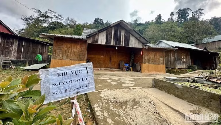 Cảnh báo khu vực nứt núi nguy cơ sạt lở ở thôn H’juh, xã Ch’Ơm.