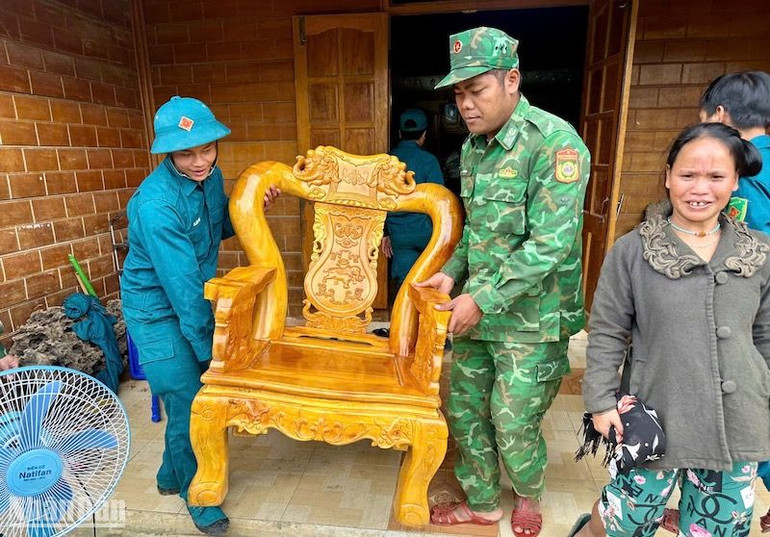Giúp dân chuyển tài sản đến nơi an toàn. Giúp dân chuyển tài sản đến nơi an toàn.
