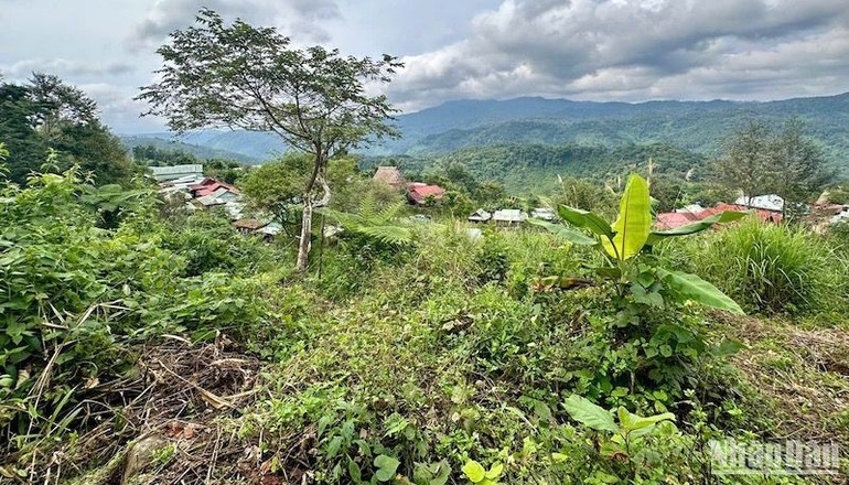 Nhiều đoạn nứt núi kéo thẳng hướng xuống khu dân cư thôn H’juh. Nhiều đoạn nứt núi kéo thẳng hướng xuống khu dân cư thôn H’juh.