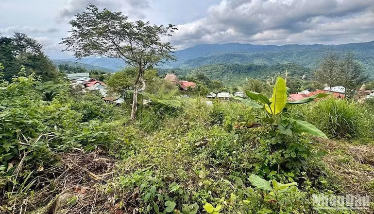 Nhiều đoạn nứt núi kéo thẳng hướng xuống khu dân cư thôn H’juh.