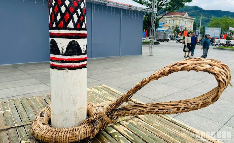 Nài buộc trâu được đan kỹ lưỡng và tạo hình độc đáo.