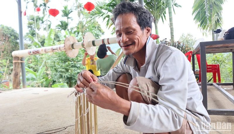 Nghệ nhân tạo hình trang trí cây nêu.