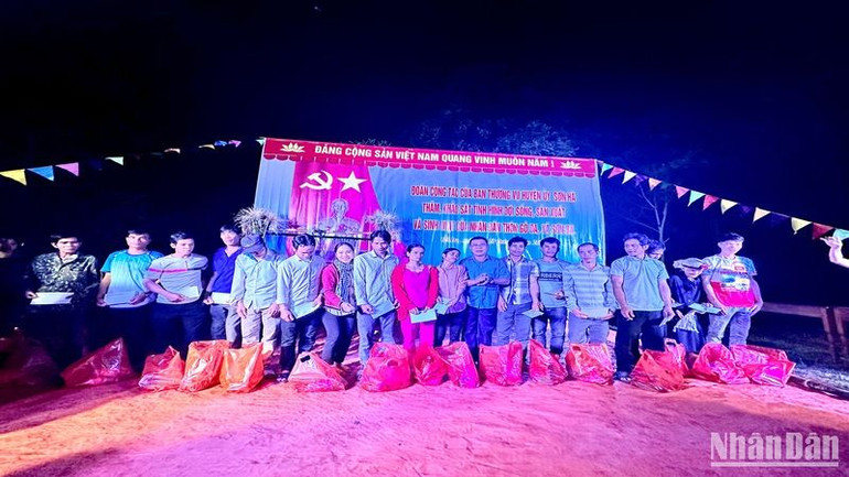 Tặng quà cùng nhu yếu phẩm động viên, chia sẻ bà con H're. Tặng quà cùng nhu yếu phẩm động viên, chia sẻ bà con H're.