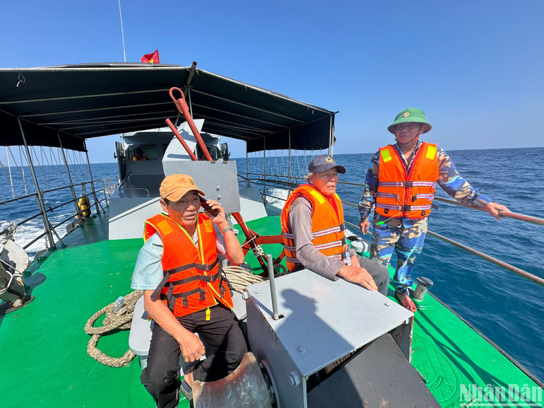 Người thân hai ngư dân mất tích cùng tham gia tìm kiếm với các lực lượng chức năng.