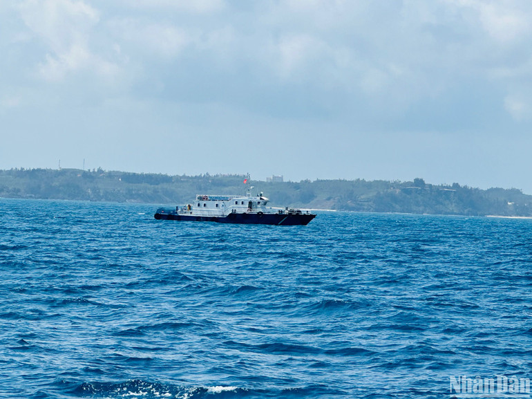 Tàu của Cảng vụ Hàng hải Quảng Ngãi cùng các đơn vị tìm ngư dân mất tích.