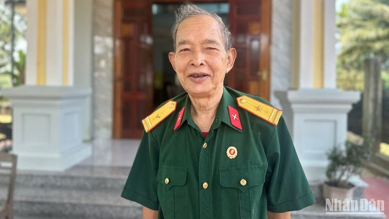 Cựu chiến binh Đinh Ngọc Đê vui mừng khi quê hương Ba Tơ đổi mới từng ngày.