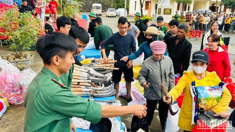 Tặng dụng cụ lao động cho bà con miền núi