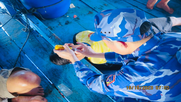 Chăm sóc, điều trị cho thuyền viên bị thương vùng mắt do chống chọi sóng biển