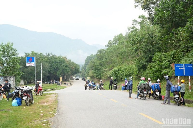 Ở các ngã ba huyện miền núi Quảng Ngãi mấy tháng cuối năm nhộn nhịp nhiều chuyến xe ô-tô, xe máy người đi làm mùa vụ. Ở các ngã ba huyện miền núi Quảng Ngãi mấy tháng cuối năm nhộn nhịp nhiều chuyến xe ô-tô, xe máy người đi làm mùa vụ.