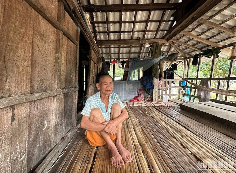 60 tuổi bà Phô trông nom, lo cho 6 đứa cháu đang tuổi đi học. 60 tuổi bà Phô trông nom, lo cho 6 đứa cháu đang tuổi đi học.