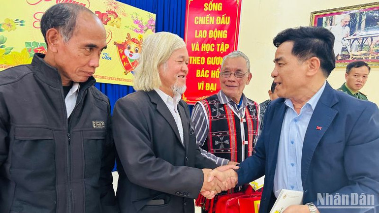 Phó Bí thư Thường trực Tỉnh ủy Quảng Nam Lê Văn Dũng chúc Tết các già làng uy tín. Phó Bí thư Thường trực Tỉnh ủy Quảng Nam Lê Văn Dũng chúc Tết các già làng uy tín.