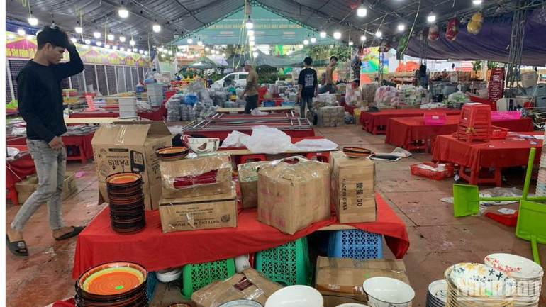 Ngoài trưng bày sản phẩm OCOP, còn có các mặt hàng khác bày bán tại triển lãm. Một số đơn vị thu dọn, dừng triển lãm sau vài ngày tham gia.