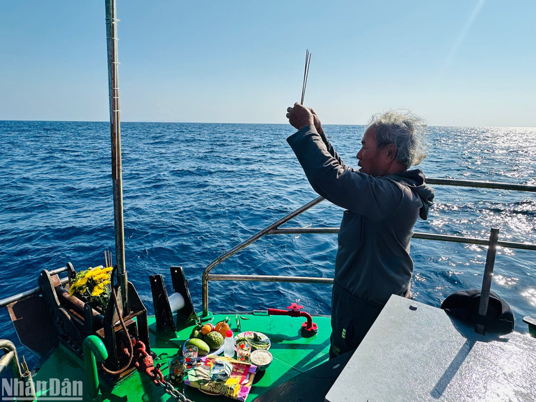 Ông Phạm Tấn Lực thực hiện nghi lễ truyền thống xứ biển, với mong cầu tìm thấy người thân trở về.