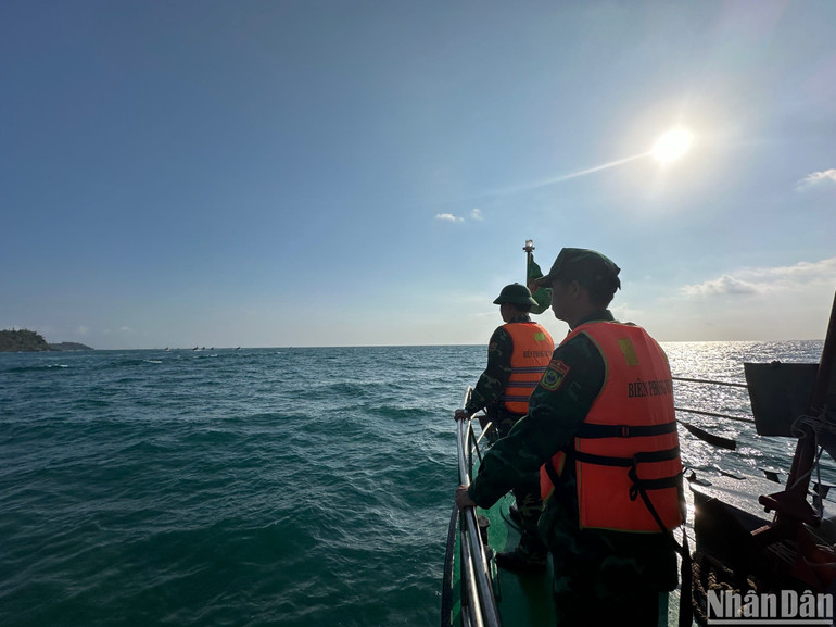Cán bộ, chiến sĩ Bộ Chỉ huy Bộ đội Biên phòng tỉnh Quảng Ngãi tìm kiếm cứu nạn ngư dân.