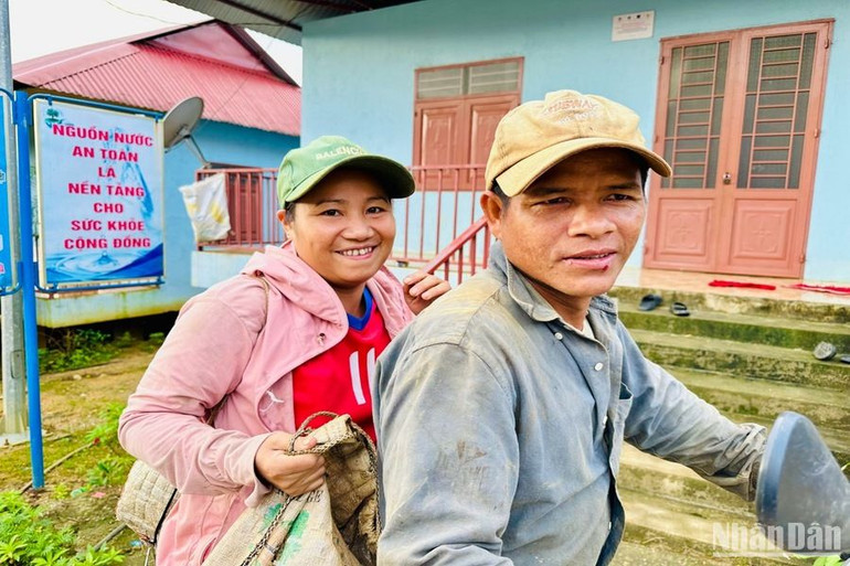 Vợ chồng Đinh Thị Lệ và Hồ Văn Hẹn có cuộc sống mới ở làng Ông Sinh. Vợ chồng Đinh Thị Lệ và Hồ Văn Hẹn có cuộc sống mới ở làng Ông Sinh.