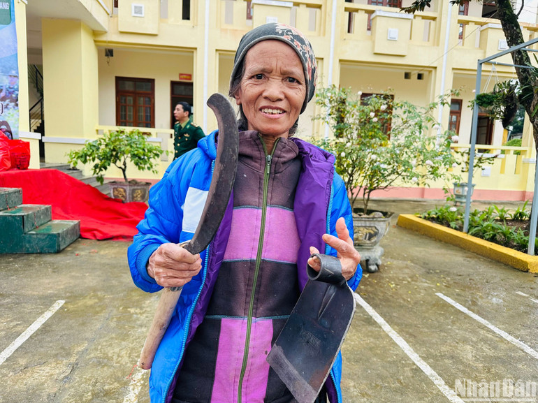 Bà Brao Ươm vui mừng nhận được quà tết