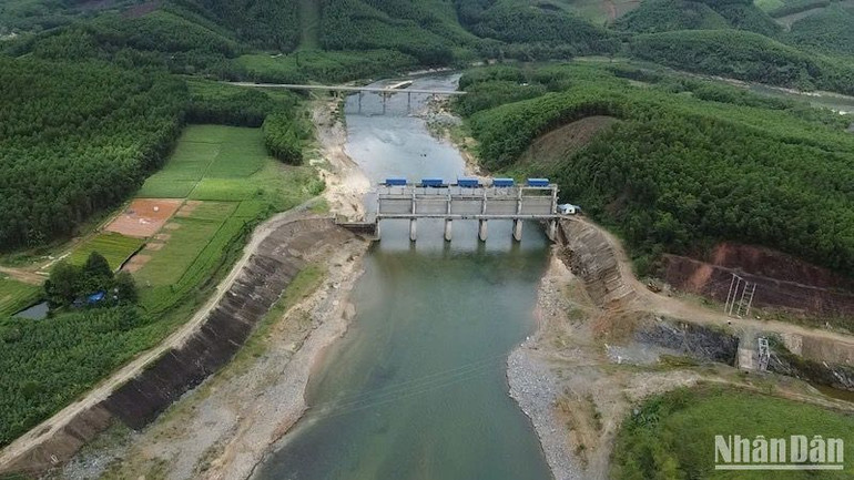 Thu hút đầu tư để hoàn thiện kết cấu hạ tầng nông thôn miền núi giúp nhân dân Ba Tơ phát triển kinh tế.