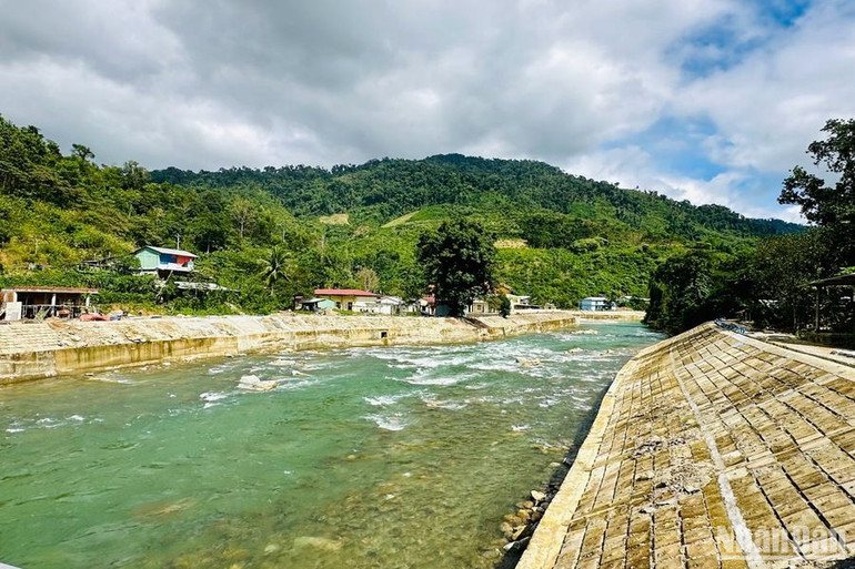 Kè Bằng La ở hai bên sông Leng bảo vệ 100 hộ dân trong khu dân cư và vùng lân cận. Kè Bằng La ở hai bên sông Leng bảo vệ 100 hộ dân trong khu dân cư và vùng lân cận.