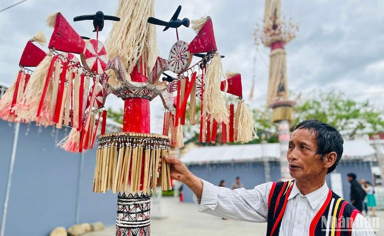 “Màu sắc hoa văn cây nêu cúng ông bà có ba màu chủ đạo, màu đen tượng trưng cho đất, màu trắng tượng trưng cho trời và màu đỏ tượng trưng cho lửa”, nghệ nhân Hồ Văn Dé, xã Trà Phong, huyện Trà Bồng, giải thích.
