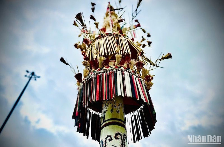 Trụ nêu làm bằng cây chò, các thân, ngọn thì làm lồ ô, với các loại dây mây, vỏ cây.