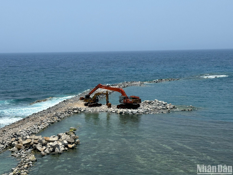 Tàu kéo sà lan chở đá phục vụ thi công đê chắn sóng cảng Bến Đình, đảo Lý Sơn.