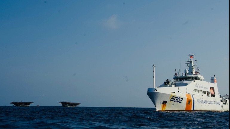 Tàu Cảnh sát biển 8002 phối hợp với các đơn vị, ngư dân tìm kiếm người mất tích.