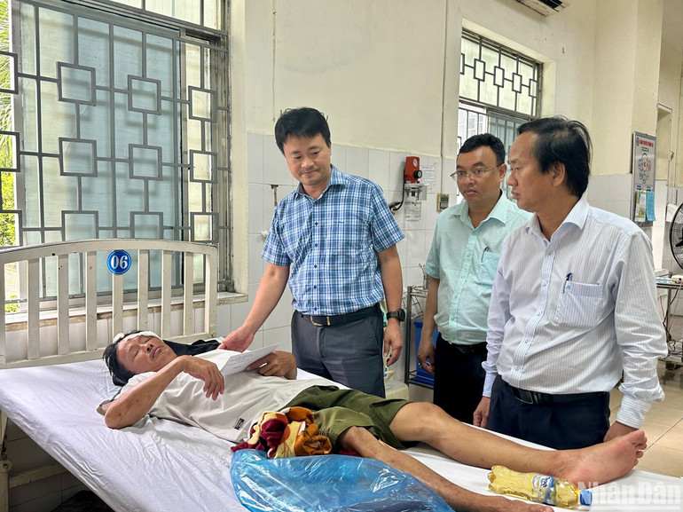 Lãnh đạo thành phố Quảng Ngãi thăm hỏi, hỗ trợ ngư dân xã Tịnh Kỳ và ngư dân tỉnh Thanh Hóa gặp nạn. Lãnh đạo thành phố Quảng Ngãi thăm hỏi, hỗ trợ ngư dân xã Tịnh Kỳ và ngư dân tỉnh Thanh Hóa gặp nạn.