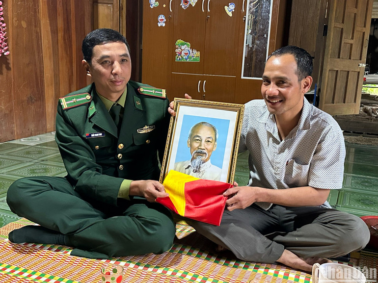 Anh Brao Hươm, Trưởng thôn Công Tơ Rơn thay mặt bà con nhận quà của cán bộ, chiến sĩ biên phòng