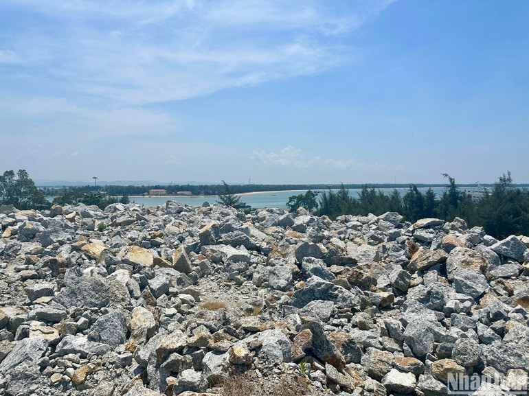 Bãi chứa khoáng sản trái phép tại khu vực cảng quân sự Kỳ Hà huyện Núi Thành, tỉnh Quảng Nam. Bãi chứa khoáng sản trái phép tại khu vực cảng quân sự Kỳ Hà huyện Núi Thành, tỉnh Quảng Nam.