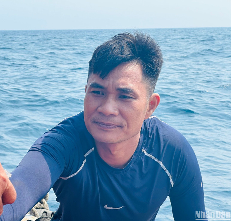 Anh Nguyễn Hùng Huy cùng nhiều anh em trên đảo Lý Sơn lặn độ sâu gần 50m để tìm người mất tích. Anh Nguyễn Hùng Huy cùng nhiều anh em trên đảo Lý Sơn lặn độ sâu gần 50m để tìm người mất tích.