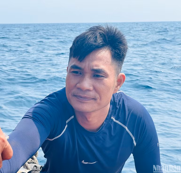 Anh Nguyễn Hùng Huy cùng nhiều anh em trên đảo Lý Sơn lặn độ sâu gần 50m để tìm người mất tích. Anh Nguyễn Hùng Huy cùng nhiều anh em trên đảo Lý Sơn lặn độ sâu gần 50m để tìm người mất tích.