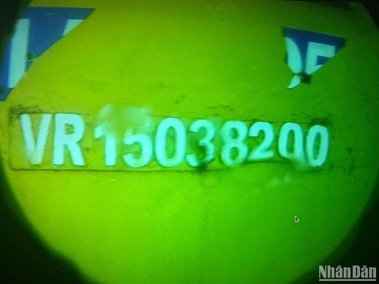 Số hiệu tàu kéo LA-06695 bị rách toác khi bị chìm dưới đáy biển. Số hiệu tàu kéo LA-06695 bị rách toác khi bị chìm dưới đáy biển.