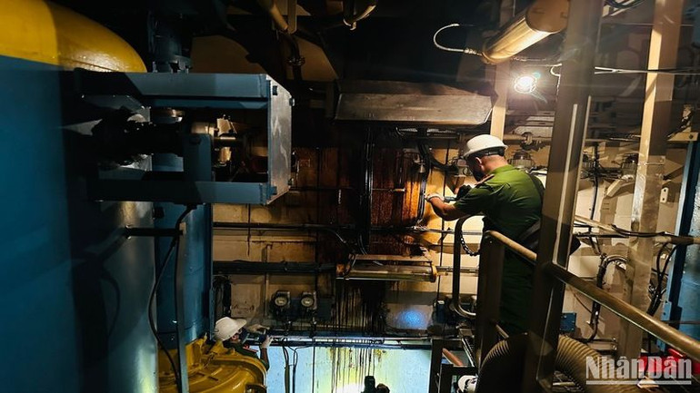 Cơ quan chức năng khám nghiệm hiện trường, điều tra vụ cháy nổ.