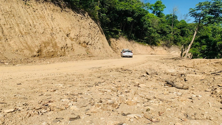 Tuyến đường mới mở đủ hai làn xe phục vụ vận chuyển thiết bị, vật liệu thi công cao tốc.