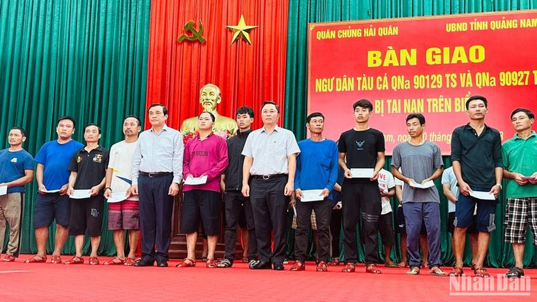 Lãnh đạo tỉnh Quảng Nam tặng quà cho các ngư dân gặp nạn chìm tàu.