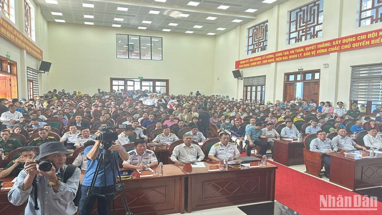 Lãnh đạo, cơ quan chức năng tỉnh Quảng Nam cùng các đơn vị, lực lượng và hàng trăm người dân, thân nhân đón các thuyền viên từ hai tàu chìm trở về.