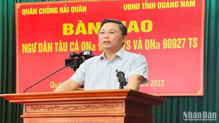 Đồng chí Lê Trí Thanh, Chủ tịch Ủy ban nhân dân tỉnh Quảng Nam chia sẻ cùng các ngư dân bị nạn và gia đình các thuyền viên và tử vong và mất tích.