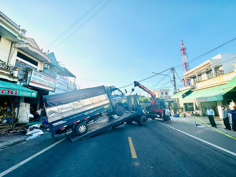 Xe cẩu đưa ô-tô gây tai nạn ra khỏi hiện trường. Xe cẩu đưa ô-tô gây tai nạn ra khỏi hiện trường.